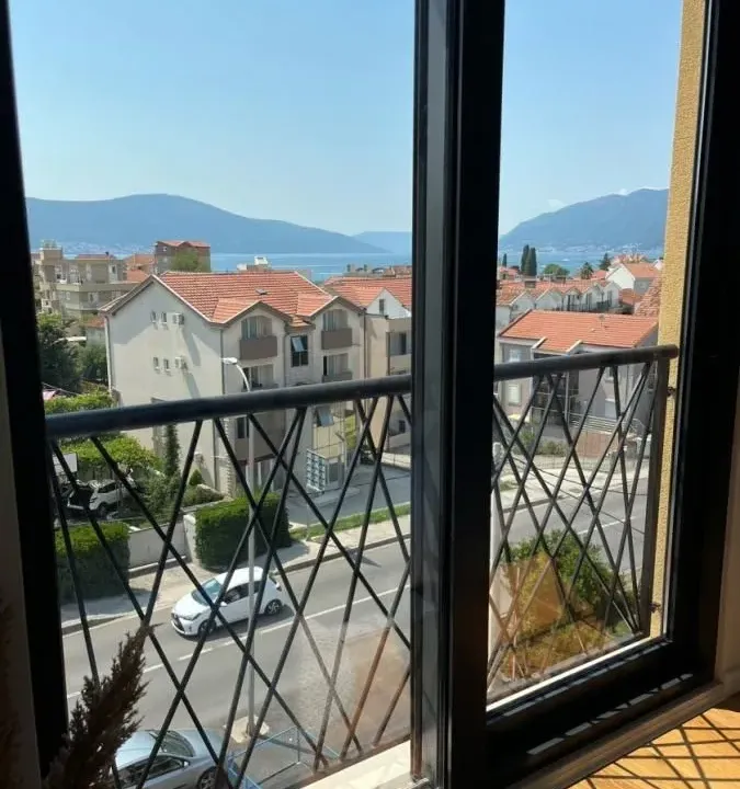 Rent, two bedroom apartment, 64m², Kalimanj, Tivat