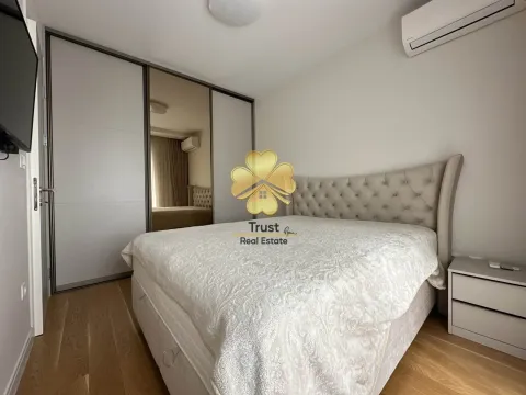 Furnished bedroom with a double bed and a mirrored built-in wardrobe. - image 9
