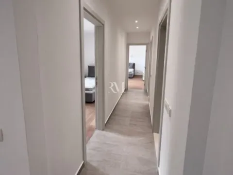 Izdavanje, četvorosoban stan, 260m², Škaljari, Kotor - image 5