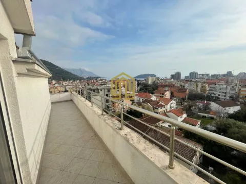 Dugačka terasa sa pogledom na grad i okolna brda. - image 10