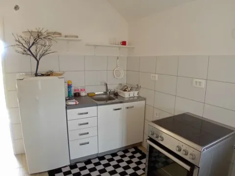 Manja bijela kuhinja sa frižiderom i šporetom. - image 4