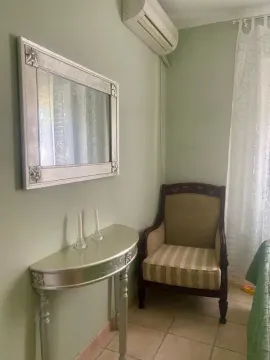 Ugao dnevne sobe sa foteljom, konzolnim stočićem i ogledalom. - image 10