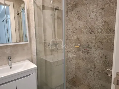 Moderne kupatilo sa tuš kabinom i umivaonikom. - image 10
