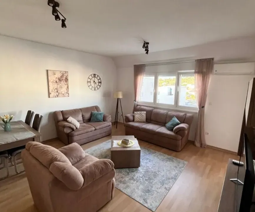 Izdavanje, dvosoban stan, 63m², Blok 9, Podgorica