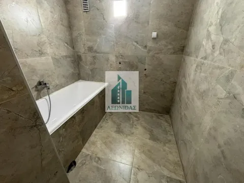 Kupatilo obloženo keramičkim pločicama sa ugrađenom kadom. - image 22