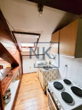 Manja kuhinja u potkrovlju sa drvenim elementima i krovnim prozorom. - image 3
