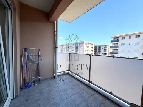 Natkrivena terasa sa sušilicom za veš i pogledom na okolne zgrade. - image 6