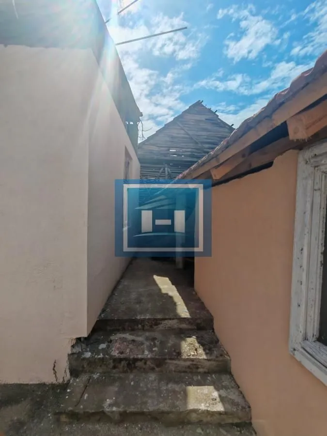 Pogled na spoljašnji deo objekta i prolaz između zgrada.