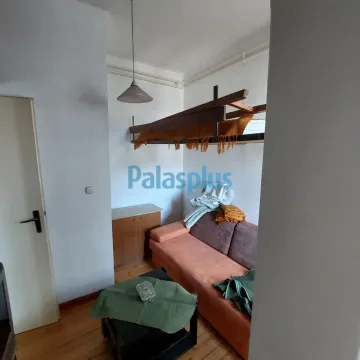 Dnevna soba sa garniturom za sedenje i drvenim stočićem. - image 4