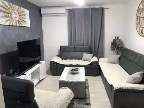Izdavanje, stan, 82m², Tivat, Crna Gora - image 1