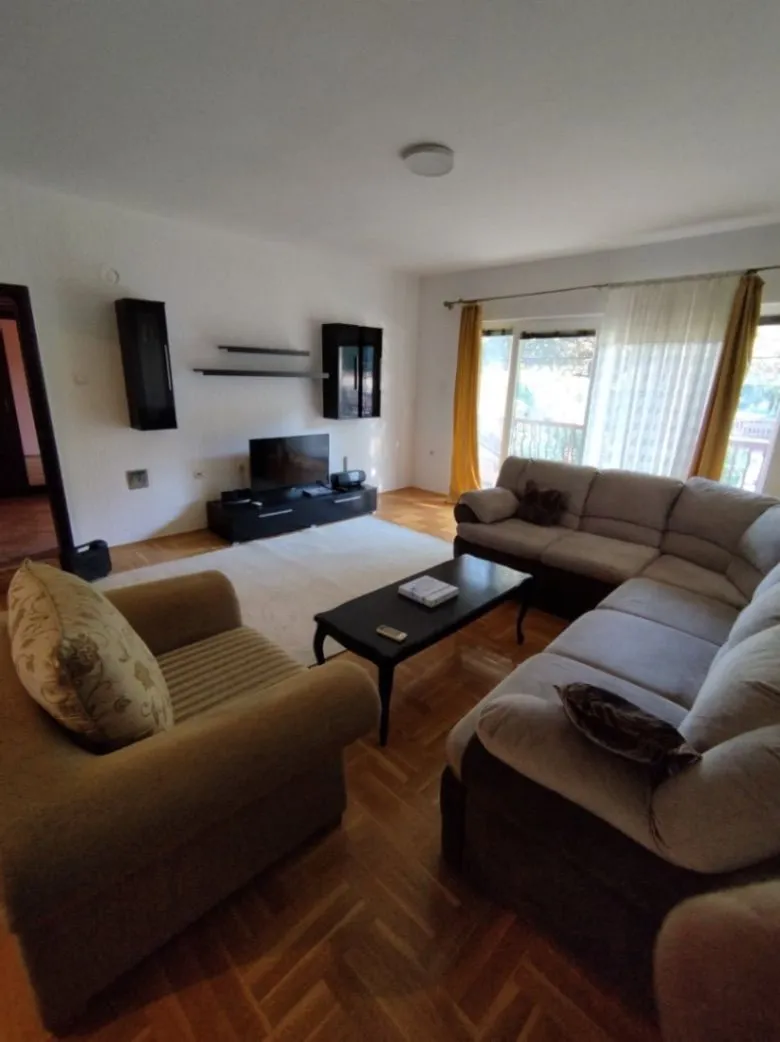 Izdavanje, trosoban stan, 130m², Tološi, Podgorica