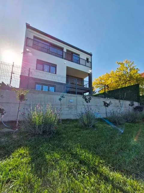 Prodaja, kuća, 240m², Voždovac Sve Podlokacije, Beograd