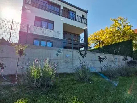 Sale, house, 240m², Voždovac Sve Podlokacije, Beograd