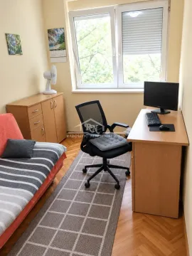 Manja soba opremljena kao radni prostor sa krevetom i pisaćim stolom. - image 4
