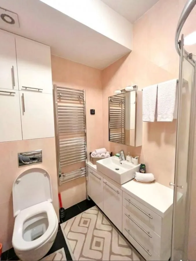 Izdavanje, dvosoban stan, 64m², Kotor, Crna Gora