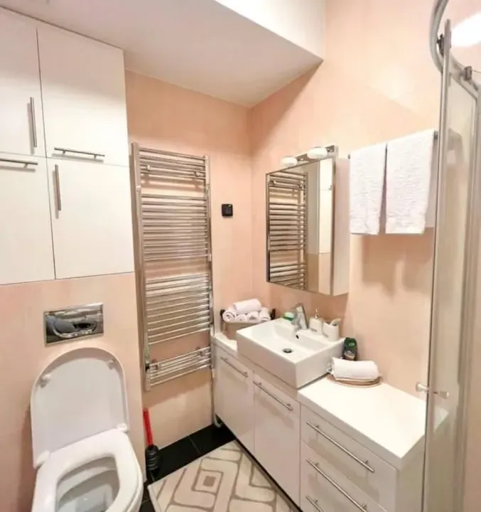 Izdavanje, dvosoban stan, 64m², Kotor, Crna Gora