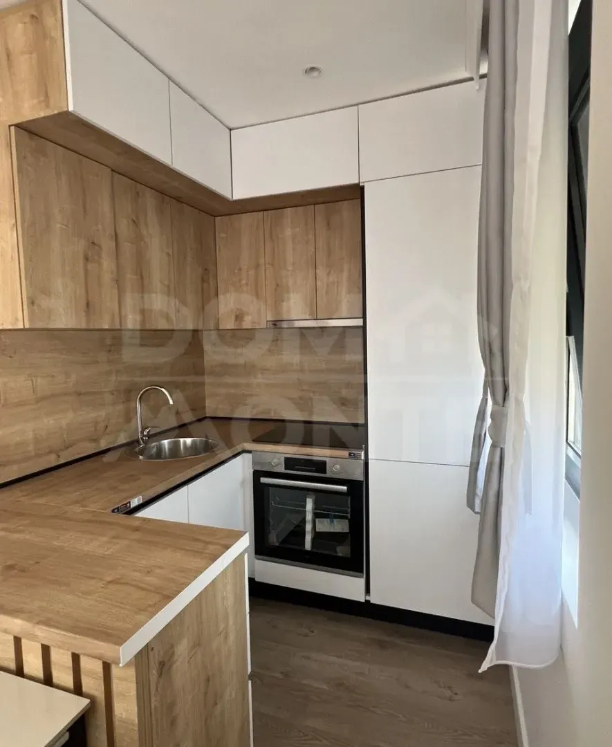 Izdavanje, jednosoban stan, 42m², Tivat, Crna Gora