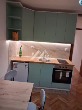 Manja kuhinja sa zelenim elementima, sudoperom, ugradnom rernom i pločom za kuvanje. - image 4