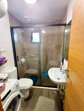 Manje uređeno kupatilo sa tuš kabinom, umivaonikom, wc šoljom i veš mašinom. - image 6