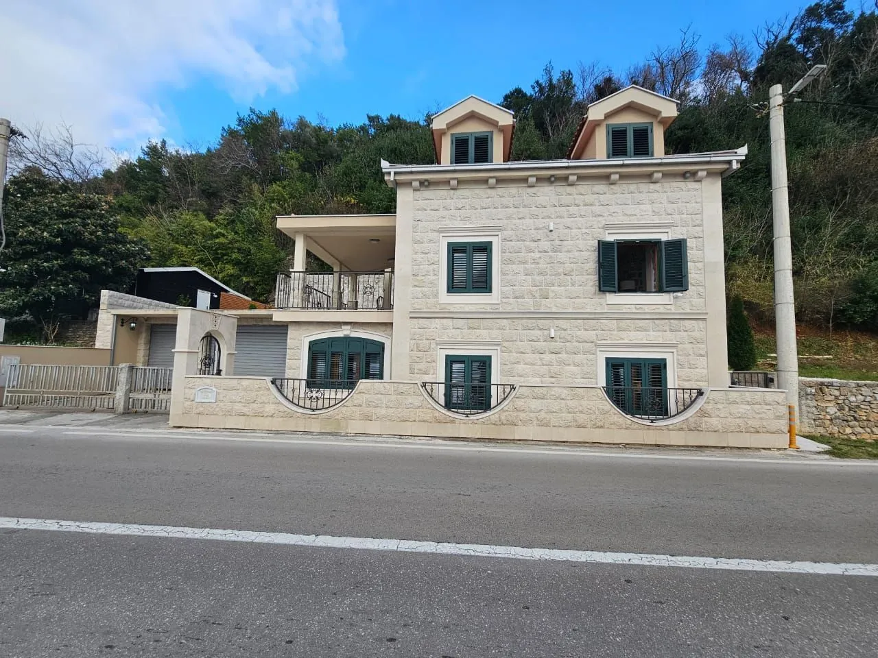 Prodaja, kuća, 211m², Donja Lastva, Tivat