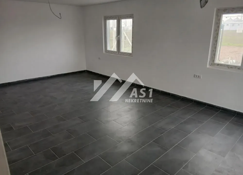 Izdavanje, poslovni prostor, 250m², Žabalj, Srbija