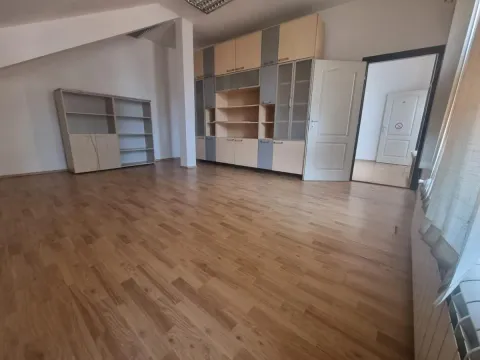Izdavanje, poslovni prostor, 160m², Južni Bulevar, Vračar Sve Podlokacije