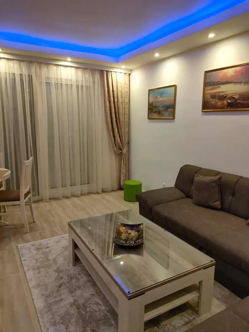 Izdavanje, dvosoban stan, 70m², Centar, Bar