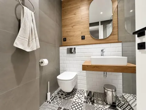 Moderno opremljeno kupatilo sa umivaonikom, WC šoljom i tuš kabinom. - image 12