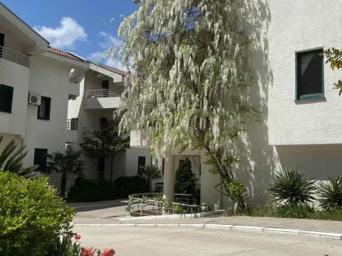 Izdavanje, dvosoban stan, 89m², Risan, Kotor - image 10