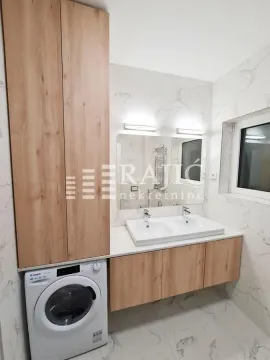 Moderno kupatilo sa duplim umivaonikom i ugradnom mašinom za veš. - image 6