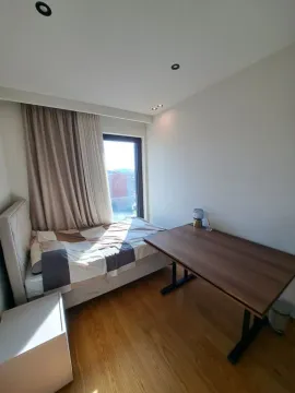 Namještena spavaća soba sa krevetom i radnim stolom pored prozora. - image 6