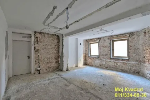 Prazna prostorija u toku renoviranja sa ogoljenim zidovima i plafonom. - image 16