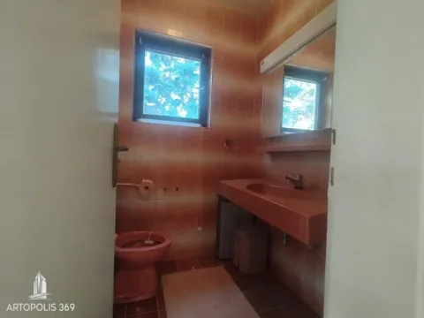 Manje kupatilo sa sanitarijama i pločicama u narandžastim tonovima. - image 17