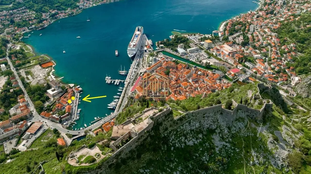 Izdavanje, poslovni prostor, 50m², Centar, Kotor