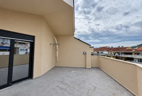 Prostrana nenamještena terasa sa pogledom na okolne zgrade i oblačno nebo. - image 18