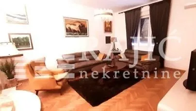 Prostrana dnevna soba sa garniturom, foteljom i trpezarijskim stolom. - image 2