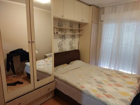 Namještena spavaća soba sa bračnim krevetom, ugradnim ormarom i prozorom. - image 3