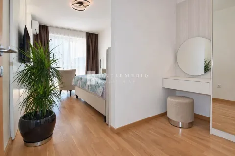 Moderna spavaća soba sa bračnim krevetom, drvenim podom i toaletnim stolićem. - image 8