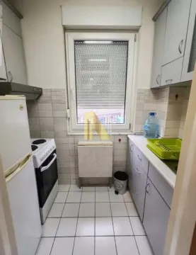Manja kuhinja sa elementima, šporetom i frižiderom. - image 6