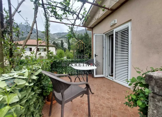 Izdavanje, dvosoban stan, 70m², Škaljari, Kotor