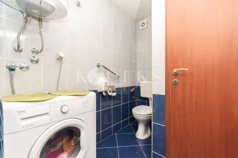 Kupatilo opremljeno sanitarijama, tušem i veš mašinom. - image 10