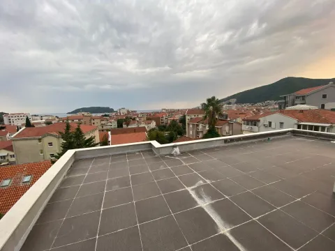 Velika popločana terasa sa pogledom na grad i brda. - image 12