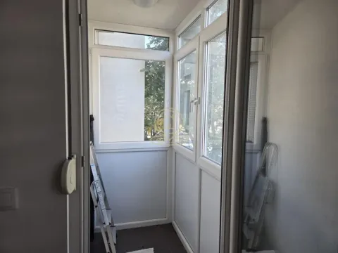 Zastakljeni balkon sa belom PVC stolarijom. - image 12