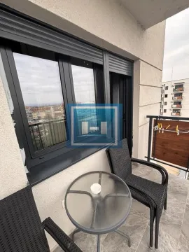 Manji namešteni balkon sa stolom i stolicama. - image 6