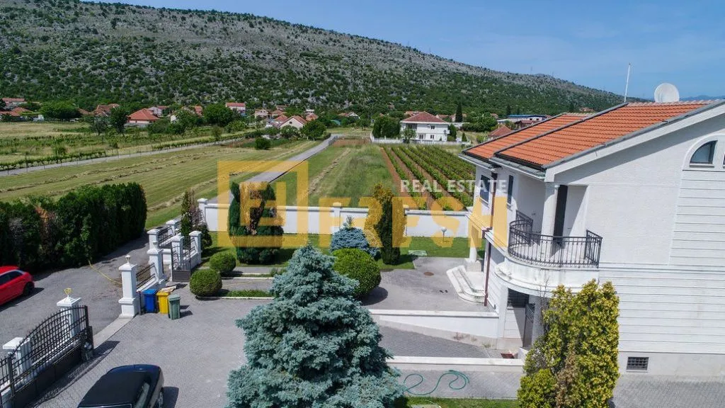 Prodaja, kuća, 320m², Tološi, Podgorica