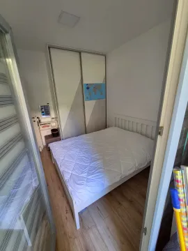 Manja spavaća soba sa bračnim krevetom i ugradnim plakarom. - image 8