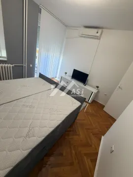 Spavaća soba sa bračnim krevetom, TV komodom i klima uređajem. - image 5