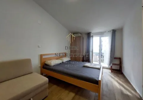 Svijetla spavaća soba sa bračnim krevetom i izlazom na terasu. - image 4