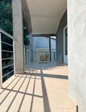 Natkrivena terasa sa popločanim podom i metalnom ogradom. - image 11