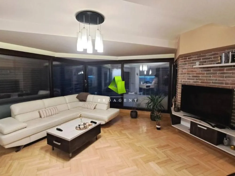 Prodaja, trosoban stan, 98m², Centar, Niš